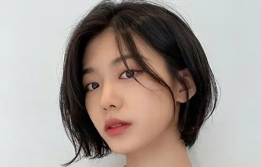 Kiểu tóc ngắn layer kiểu Hàn Quốc cho mặt tròn